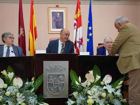 Imagen ‘El secreto del mago’ desvela el triunfo de Luis Alberto de Cuenca como ganador de la trigésima tercera edición del Premio Internacional de Poesía Jaime Gil de Biedma de la Diputación